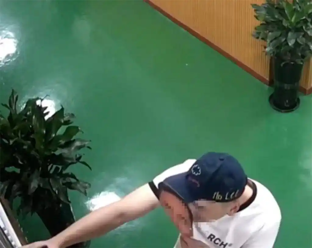 龙港市李家垟社区干部考勤弄虚作假_社区书记使用人脸面具打卡被举报_多名干部被指用“人脸面具”刷考勤