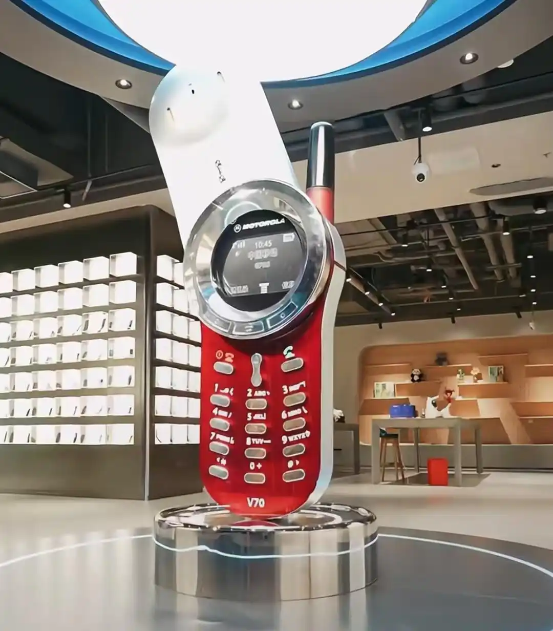 男子花1年定制2米高可通话摩托罗拉_华强北手机博物馆 巨型摩托罗拉V70 定制手机展品