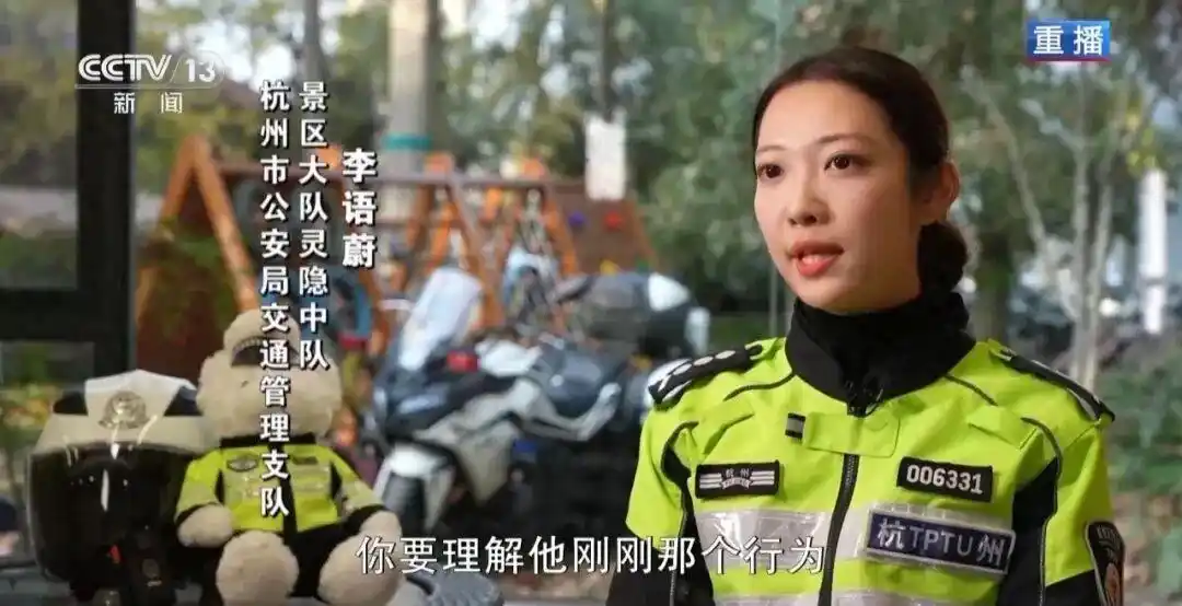 “兔子警官”李语蔚回应作秀摆拍质疑：不拥堵才是我站在路口最终的意义，而不是向他们解释我在装什么样子