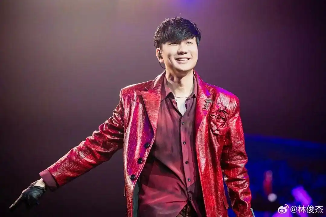 林俊杰官宣恋情_林俊杰女友七七_女友曾多次现身林俊杰演唱会首排