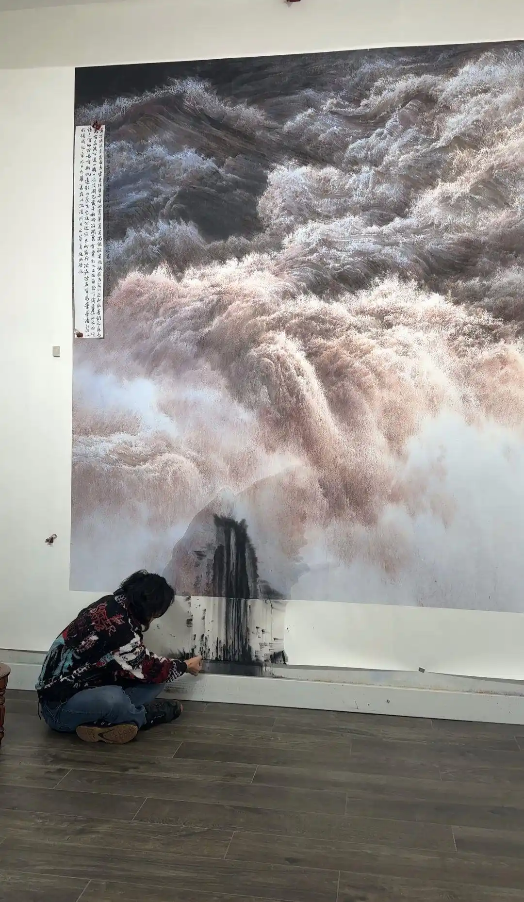 徐惠君巨幅画作被人无意“泼墨”，本人称：该画作估价380万元，不会追查肇事者，望网友提供补救建议