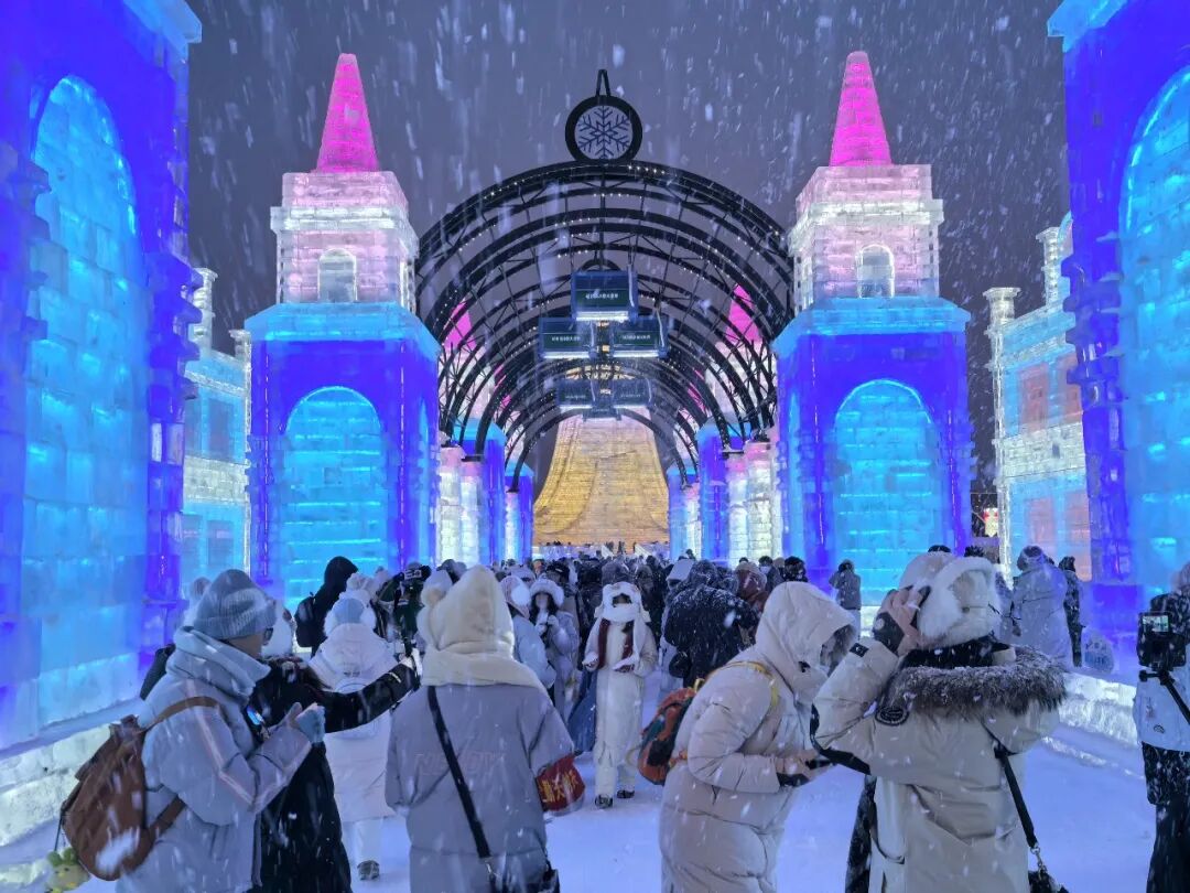 哈尔滨冰雪大世界跨年活动_哈尔滨跨年夜冰雪烟花_跨年夜人潮涌动 松花江畔烟花绽放