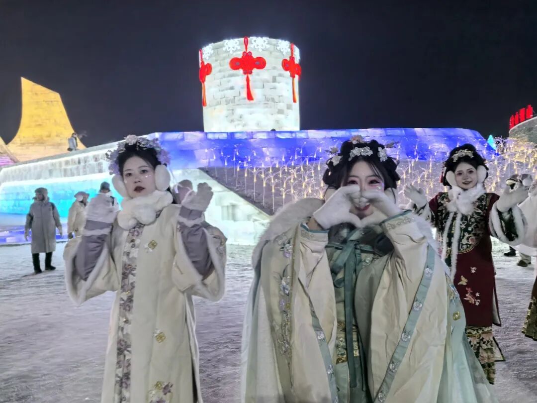 哈尔滨跨年夜冰雪烟花_跨年夜人潮涌动 松花江畔烟花绽放_哈尔滨冰雪大世界跨年活动