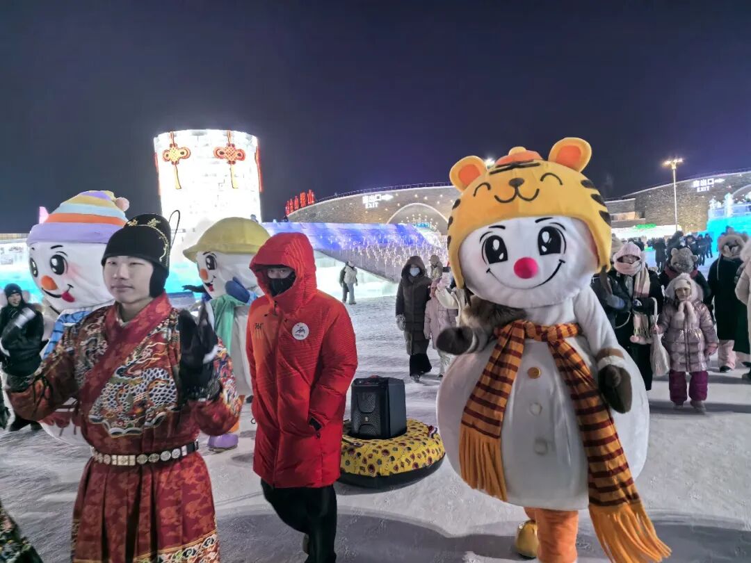 跨年夜人潮涌动 松花江畔烟花绽放_哈尔滨冰雪大世界跨年活动_哈尔滨跨年夜冰雪烟花