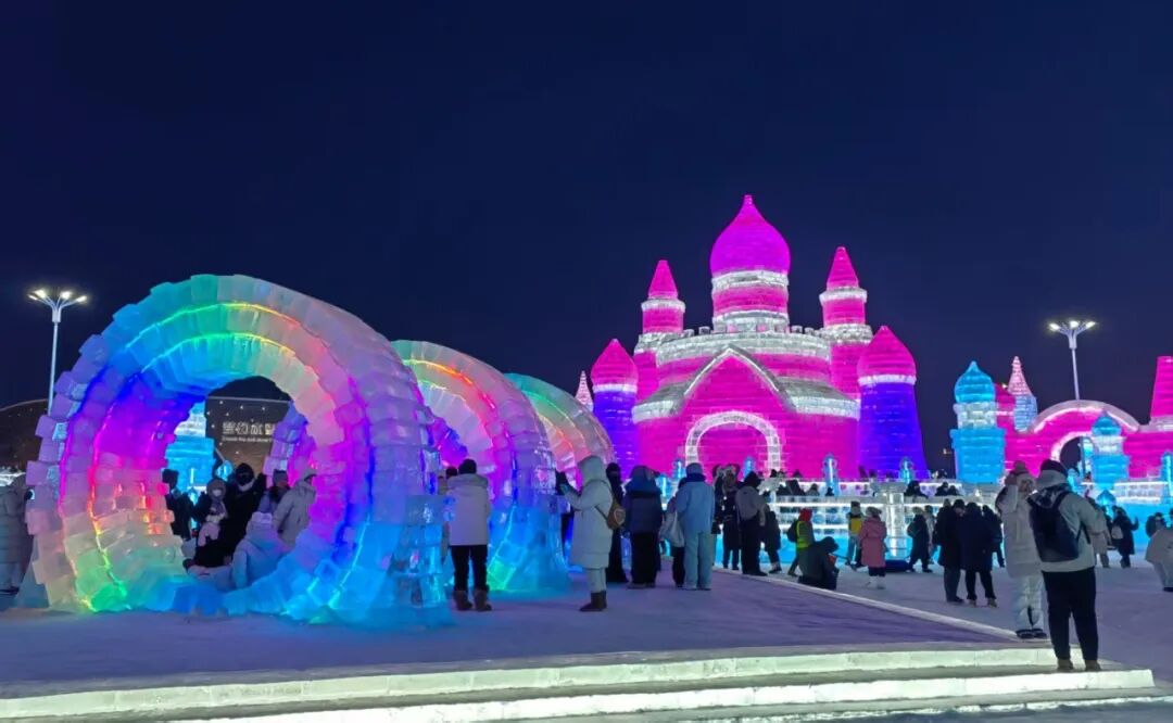跨年夜人潮涌动 松花江畔烟花绽放_哈尔滨冰雪大世界跨年活动_哈尔滨跨年夜冰雪烟花