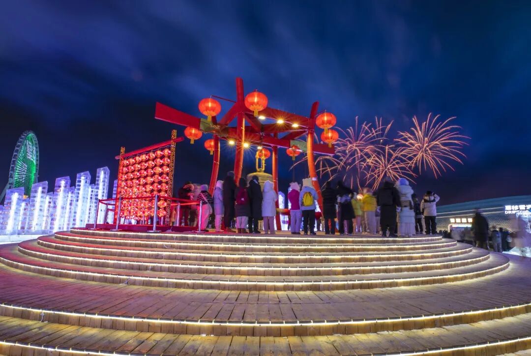 哈尔滨跨年夜冰雪烟花_跨年夜人潮涌动 松花江畔烟花绽放_哈尔滨冰雪大世界跨年活动