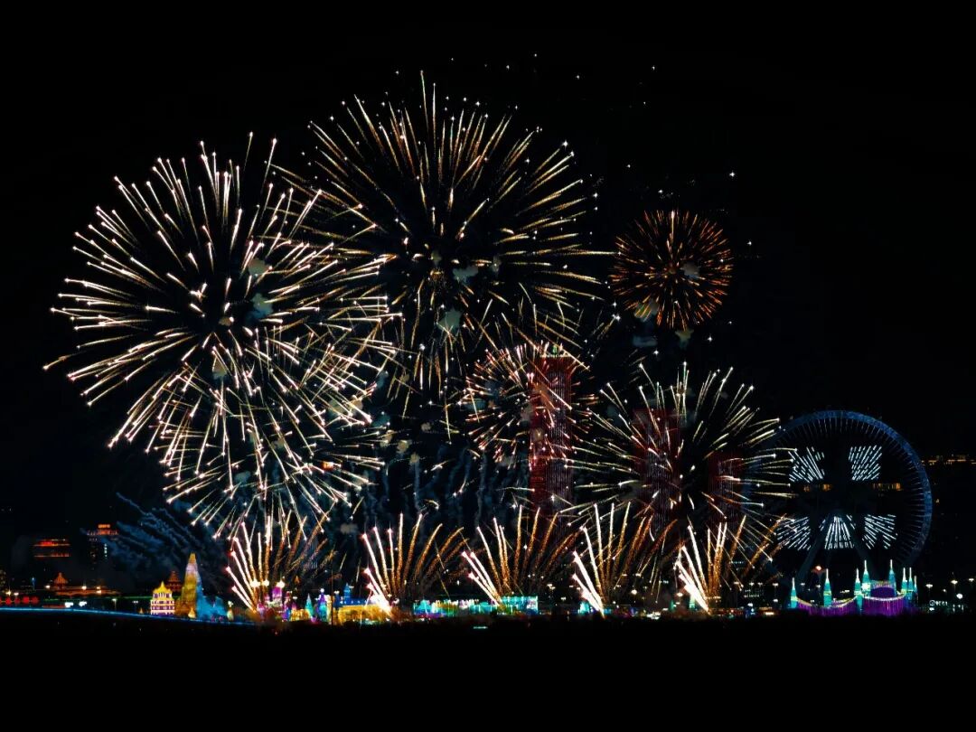哈尔滨跨年夜冰雪烟花_哈尔滨冰雪大世界跨年活动_跨年夜人潮涌动 松花江畔烟花绽放