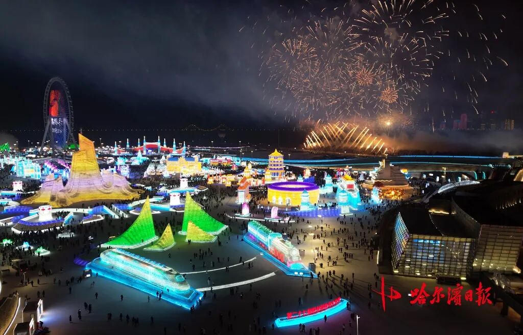 跨年夜人潮涌动 松花江畔烟花绽放_哈尔滨冰雪大世界跨年活动_哈尔滨跨年夜冰雪烟花