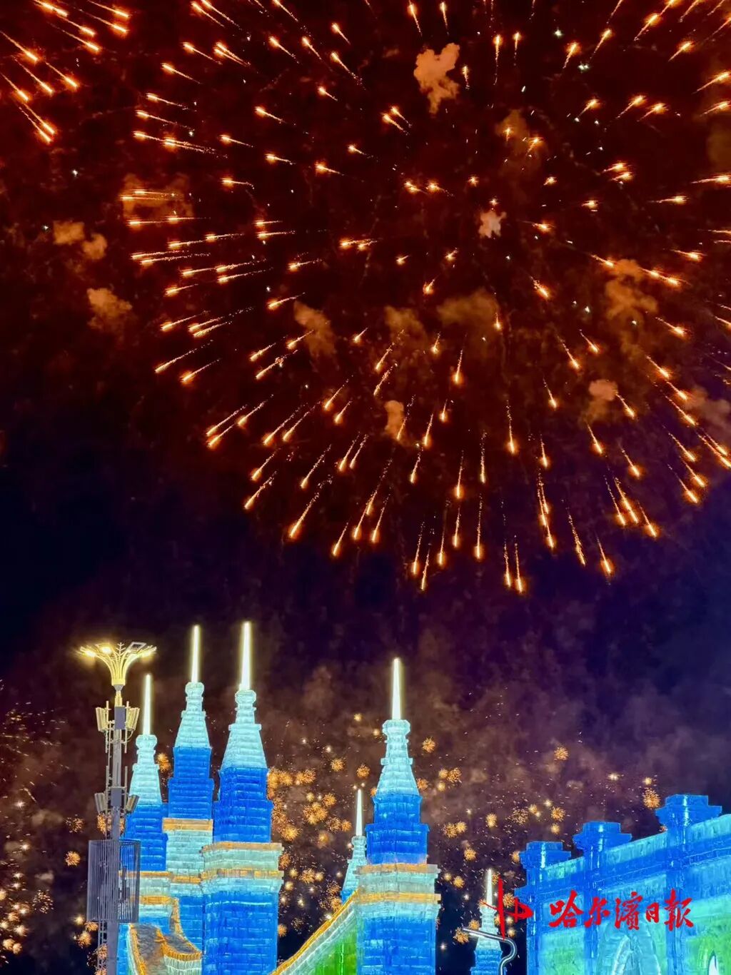 哈尔滨跨年夜冰雪烟花_跨年夜人潮涌动 松花江畔烟花绽放_哈尔滨冰雪大世界跨年活动