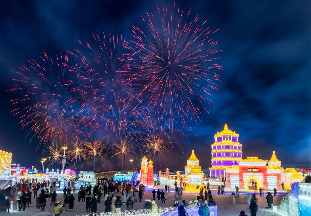 哈尔滨冰雪大世界跨年活动_跨年夜人潮涌动 松花江畔烟花绽放_哈尔滨跨年夜冰雪烟花
