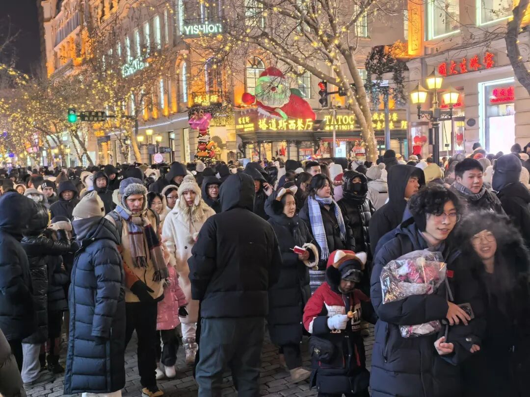 跨年夜人潮涌动 松花江畔烟花绽放_哈尔滨跨年夜冰雪烟花_哈尔滨冰雪大世界跨年活动