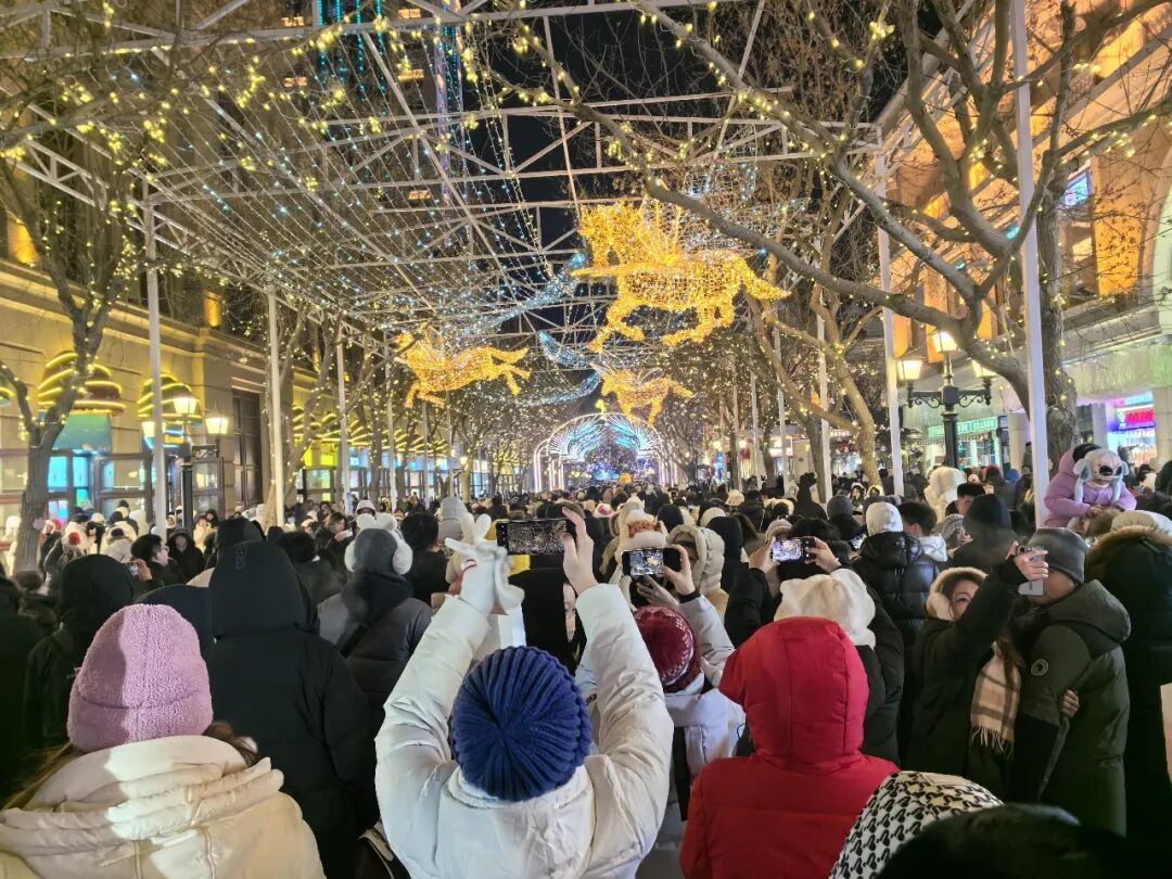 哈尔滨冰雪大世界跨年活动_跨年夜人潮涌动 松花江畔烟花绽放_哈尔滨跨年夜冰雪烟花