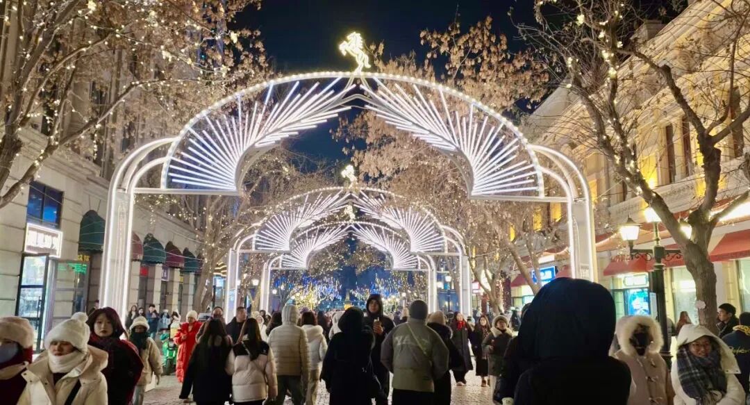 哈尔滨跨年夜冰雪烟花_跨年夜人潮涌动 松花江畔烟花绽放_哈尔滨冰雪大世界跨年活动