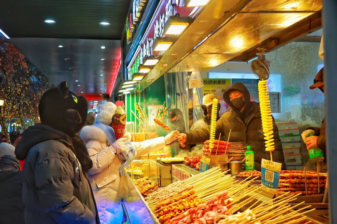 哈尔滨冰雪大世界跨年活动_哈尔滨跨年夜冰雪烟花_跨年夜人潮涌动 松花江畔烟花绽放