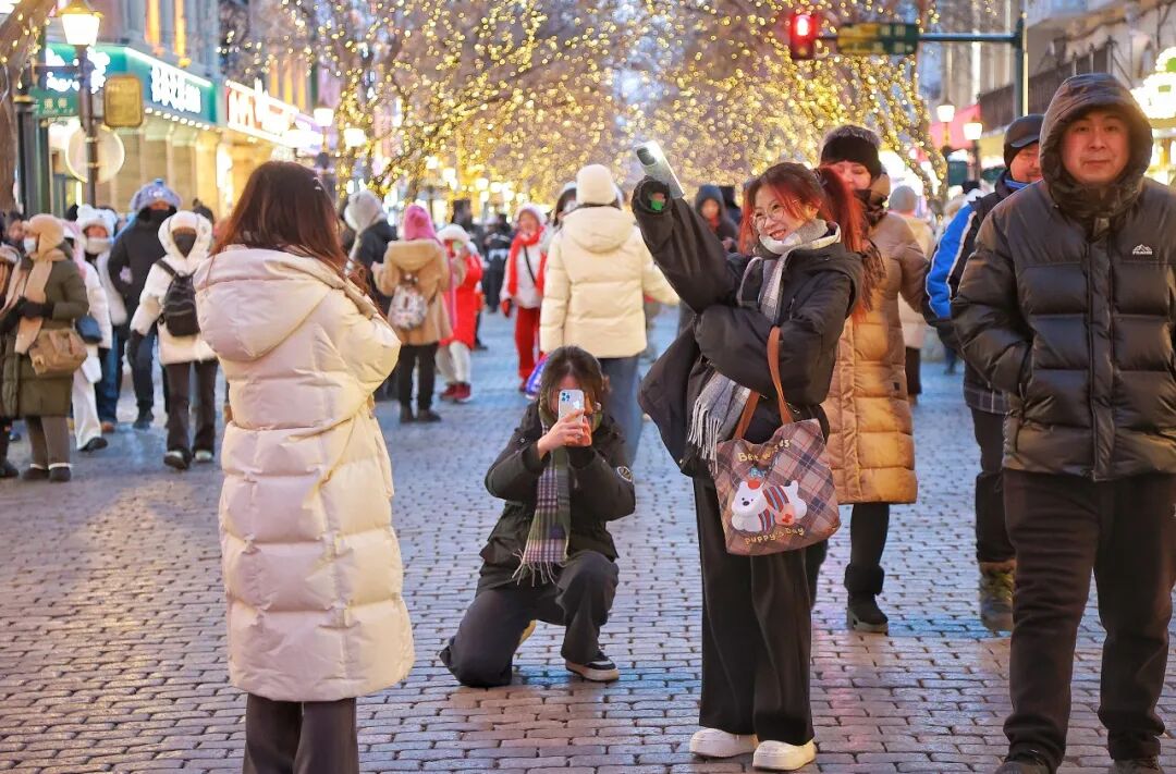 跨年夜人潮涌动 松花江畔烟花绽放_哈尔滨跨年夜冰雪烟花_哈尔滨冰雪大世界跨年活动