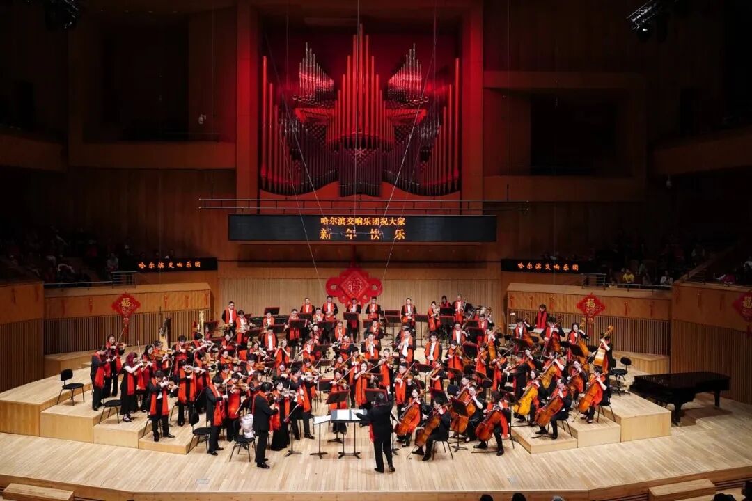 跨年夜人潮涌动 松花江畔烟花绽放_哈尔滨冰雪大世界跨年活动_哈尔滨跨年夜冰雪烟花