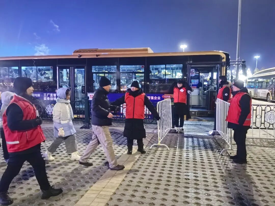 哈尔滨冰雪大世界跨年活动_跨年夜人潮涌动 松花江畔烟花绽放_哈尔滨跨年夜冰雪烟花