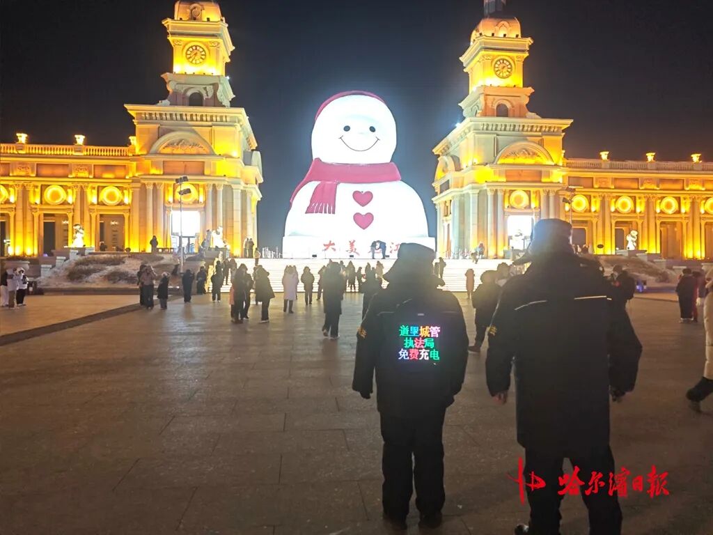 哈尔滨冰雪大世界跨年活动_哈尔滨跨年夜冰雪烟花_跨年夜人潮涌动 松花江畔烟花绽放