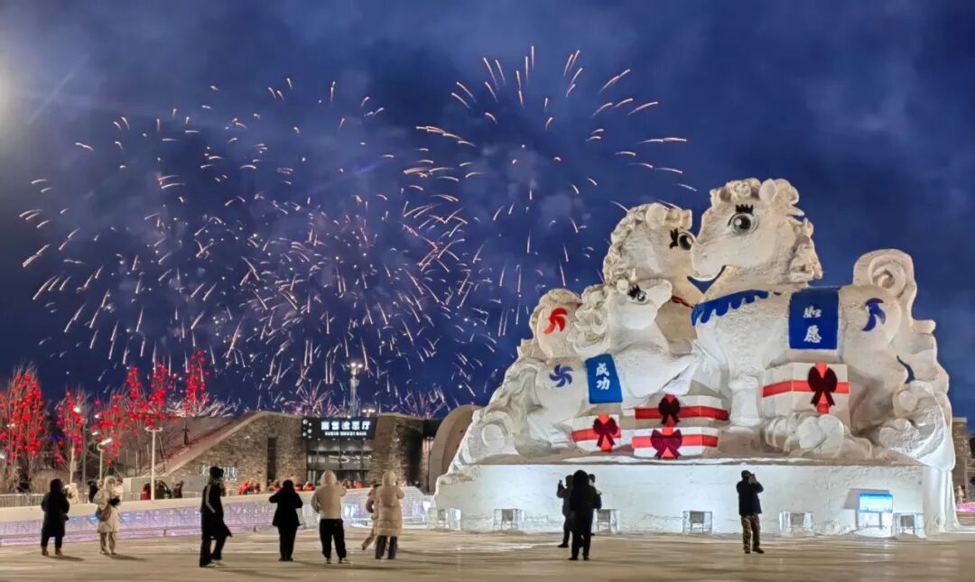 哈尔滨跨年夜冰雪烟花_跨年夜人潮涌动 松花江畔烟花绽放_哈尔滨冰雪大世界跨年活动