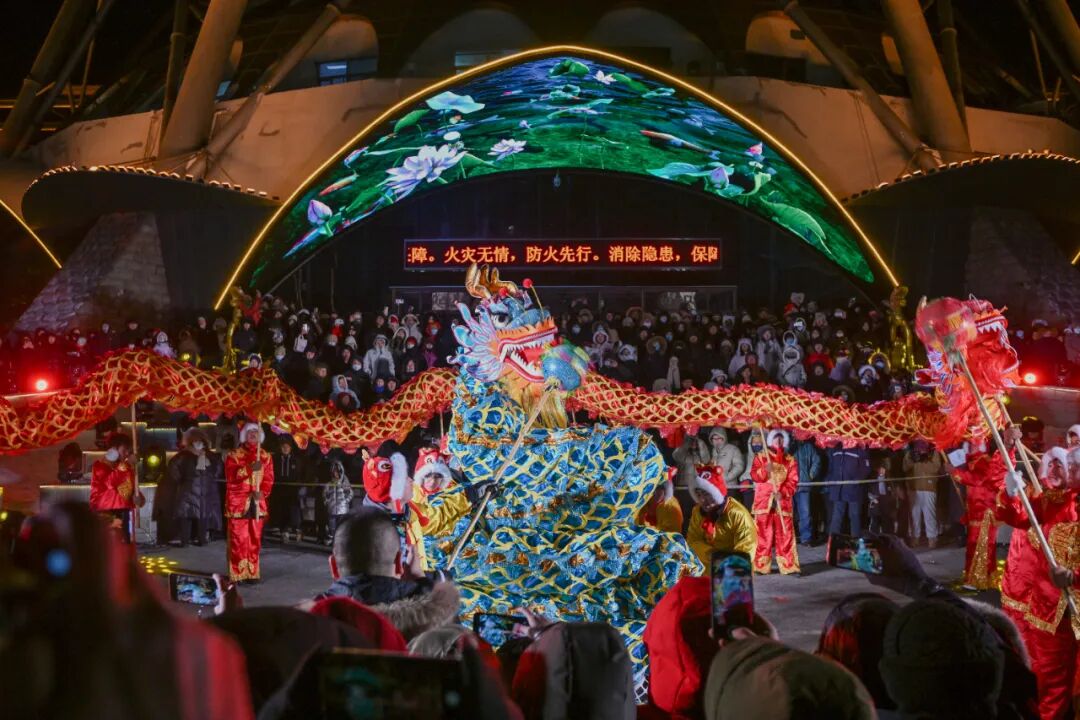 哈尔滨冰雪大世界跨年活动_跨年夜人潮涌动 松花江畔烟花绽放_哈尔滨跨年夜冰雪烟花