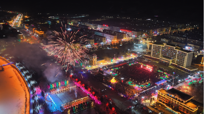 跨年夜人潮涌动 松花江畔烟花绽放_跨年夜人潮涌动 松花江畔烟花绽放_跨年夜人潮涌动 松花江畔烟花绽放