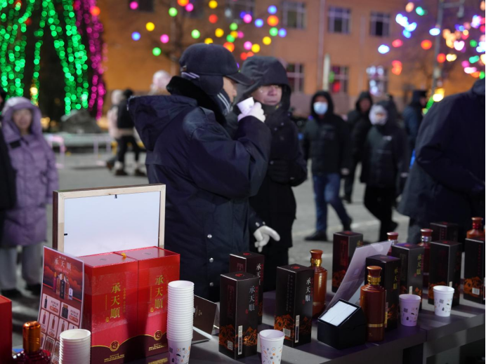 跨年夜人潮涌动 松花江畔烟花绽放_跨年夜人潮涌动 松花江畔烟花绽放_跨年夜人潮涌动 松花江畔烟花绽放