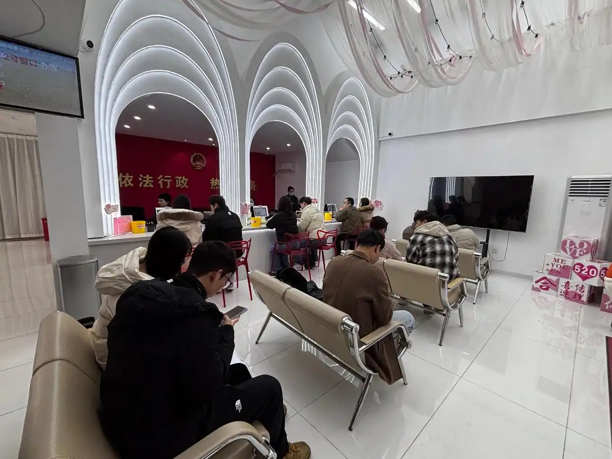 元旦武汉一婚姻登记点迎60多对新人_元旦武汉婚姻登记处 新年第一份结婚证 汉阳区民政局婚姻登记处月湖登记点