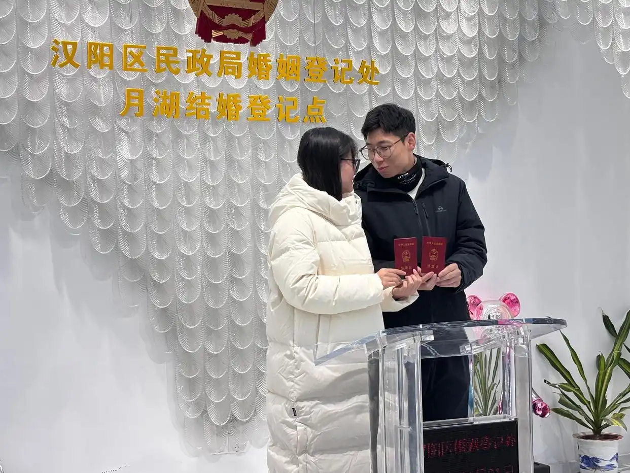 元旦武汉一婚姻登记点迎60多对新人_元旦武汉婚姻登记处 新年第一份结婚证 汉阳区民政局婚姻登记处月湖登记点