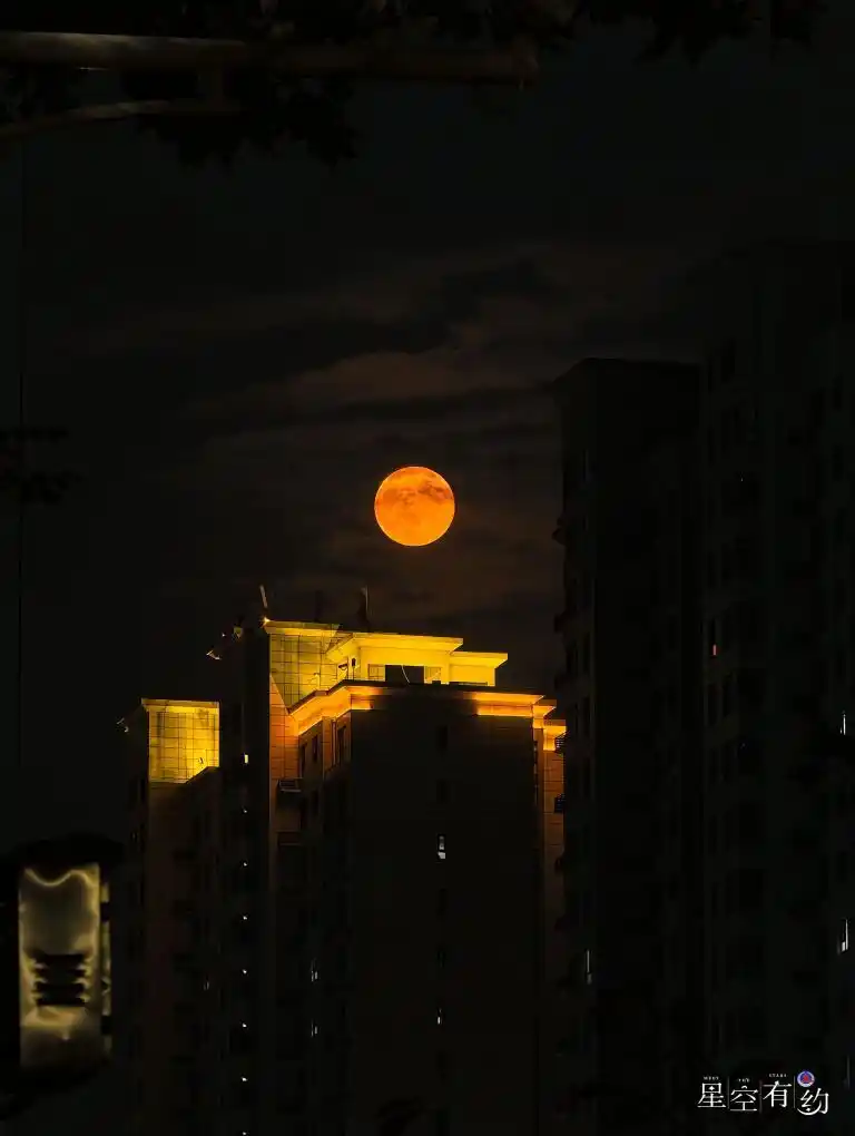 超级月亮现身夜空的现象_超级月亮亮相夜空文案_超级月亮将于18时03分现身夜空