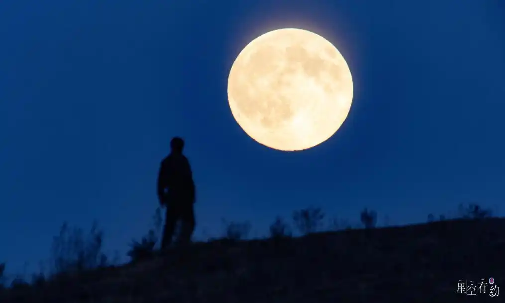 超级月亮将于18时03分现身夜空_超级月亮现身夜空的现象_超级月亮亮相夜空文案