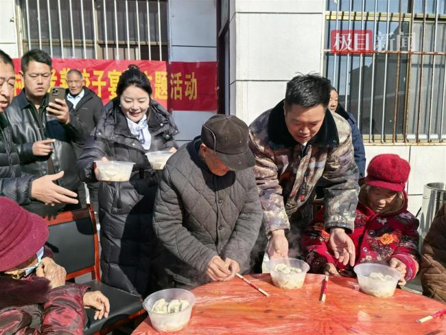 天安门墙画村爆火 有商贩1天赚2万 游客打卡热潮持续