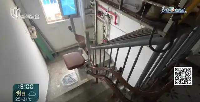 女子自费装“电梯”给全楼用遭抵制_居民自费安装爬楼机受阻_上海老旧小区加装爬楼机