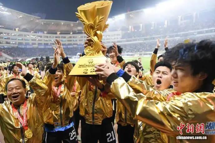 永州足协回应“老板承诺夺冠每人奖励一台车”：企业面临暂时性困难，致其难以完全兑现当初承诺，提出再拿十万元奖励球队