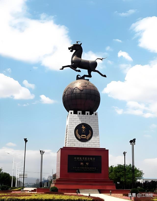 太原北美马年雕塑连夜拆除 「头逆马」梗引发热议