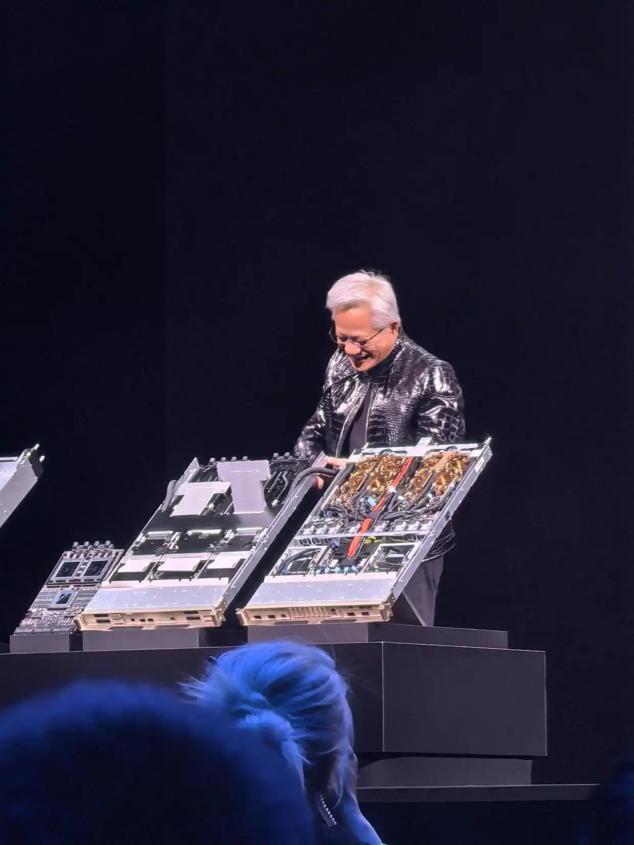 英伟达物理AI模型开源_英伟达CES2026发布会_黄仁勋：ai超级芯片平台rubin全面投产