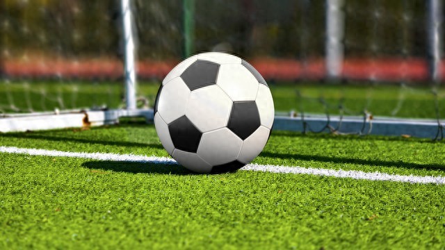 震惊！渝超比赛中队员动粗袭裁判，五年禁赛引发行业热议