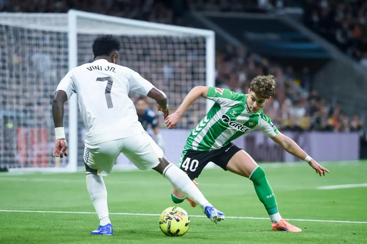 皇家马德里主场5:1大胜皇家贝蒂斯_组图：西甲皇马5-1 贡萨洛-加西亚帽子戏法_2025-2026赛季西甲第18轮皇家马德里对阵皇家贝蒂斯