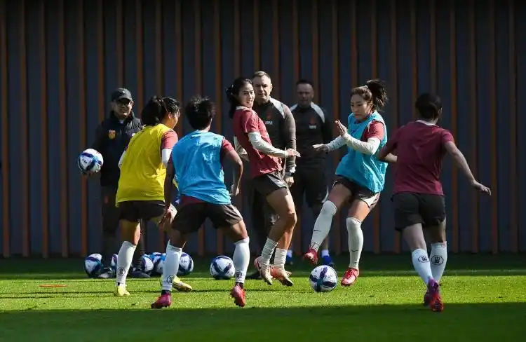 女足亚洲杯备战训练_中国女足主帅：0-8英格兰令人失望 亚洲杯拿出更好表现_中国女足主教练米利西奇