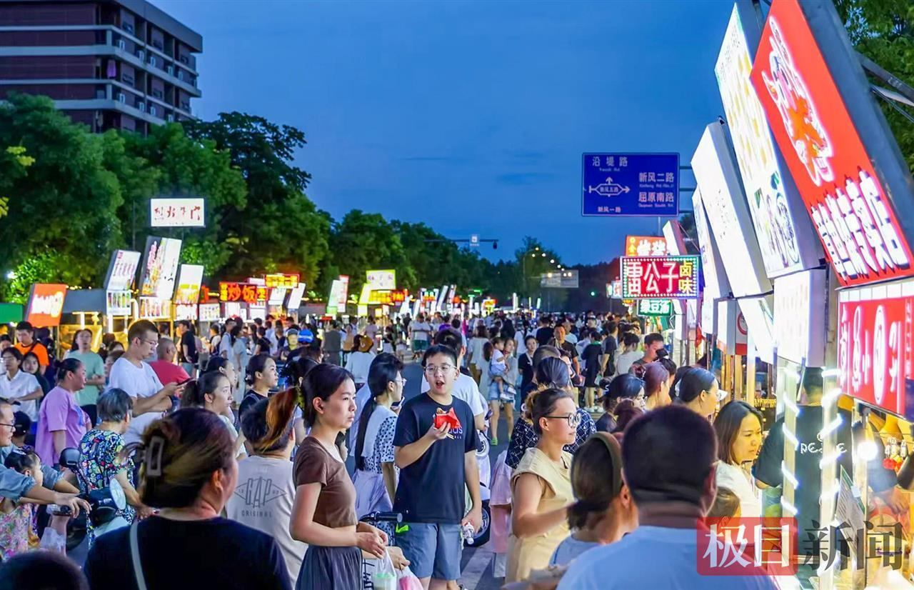 “夫妻档小吃摊年入百万”引热议，摊主回应：从未想过一夜暴富和成为“网红”