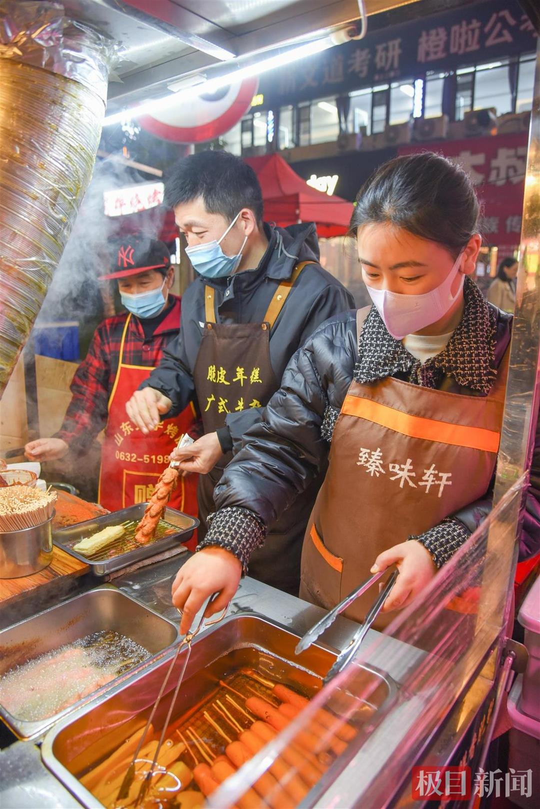 每天炸淀粉肠1000多根_夫妻档小吃摊年营收超百万元_夫妻档小吃摊年入百万 摊主回应