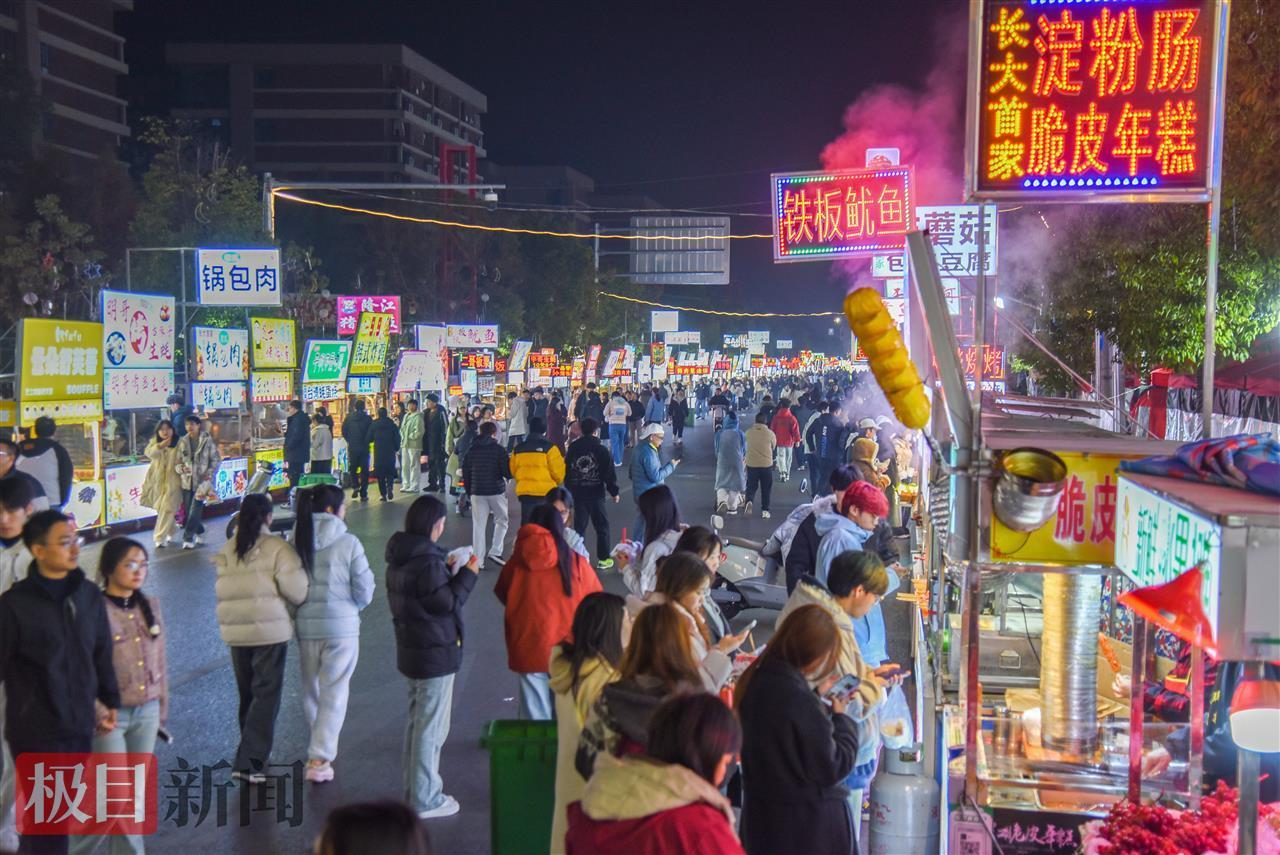 夫妻档小吃摊年入百万 摊主回应_夫妻档小吃摊年营收超百万元_每天炸淀粉肠1000多根