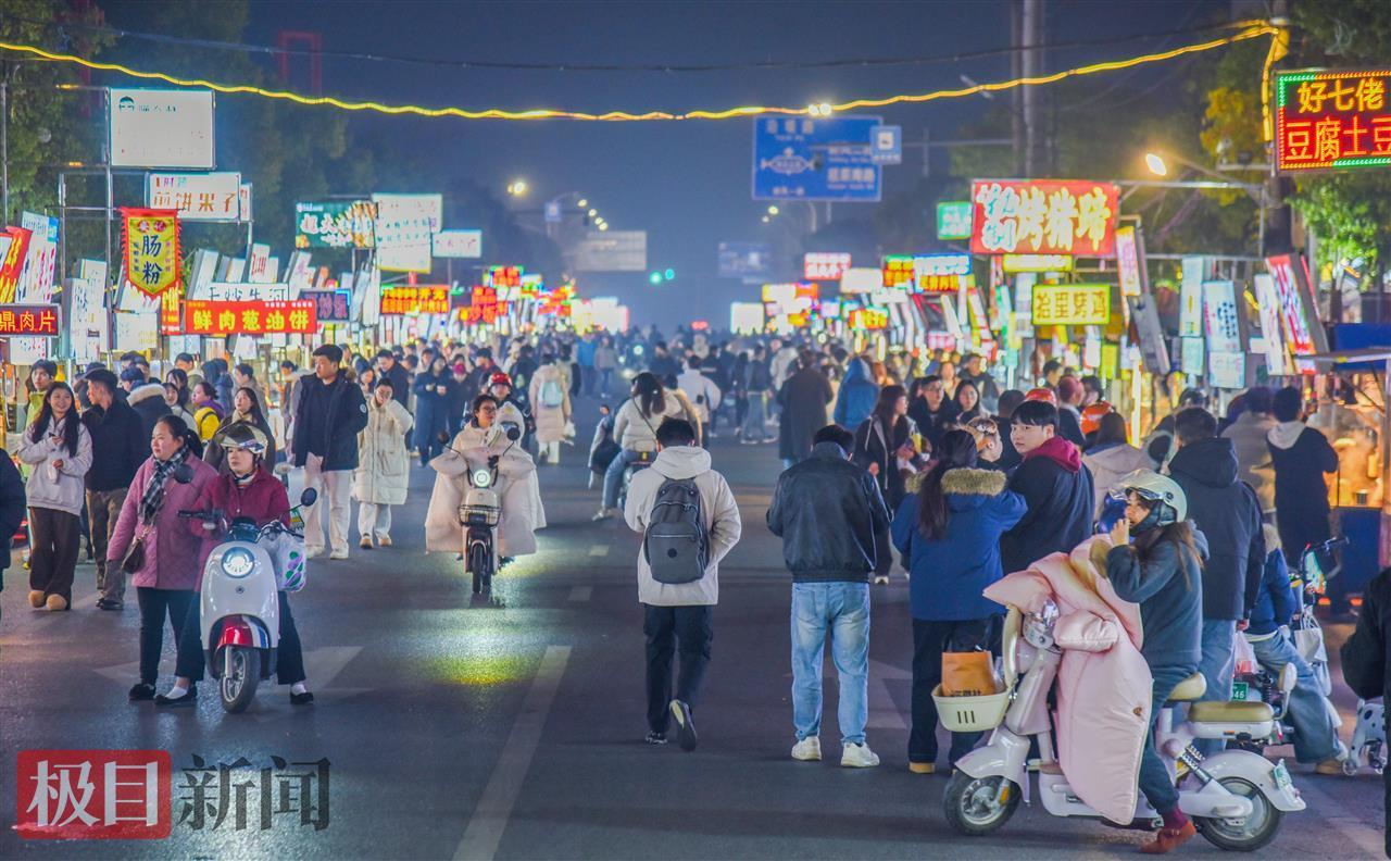 夫妻档小吃摊年入百万 摊主回应_夫妻档小吃摊年营收超百万元_每天炸淀粉肠1000多根