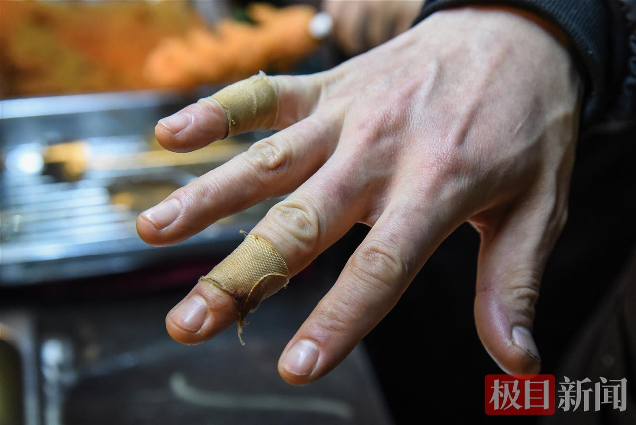 夫妻档小吃摊年入百万 摊主回应_夫妻档小吃摊年营收超百万元_每天炸淀粉肠1000多根