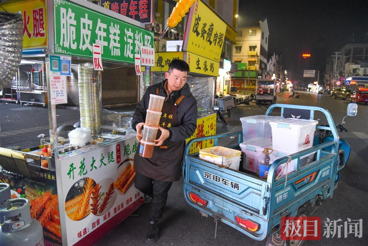 夫妻档小吃摊年营收超百万元_每天炸淀粉肠1000多根_夫妻档小吃摊年入百万 摊主回应