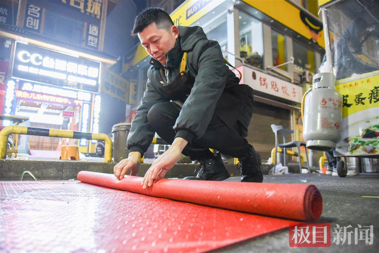 夫妻档小吃摊年营收超百万元_夫妻档小吃摊年入百万 摊主回应_每天炸淀粉肠1000多根