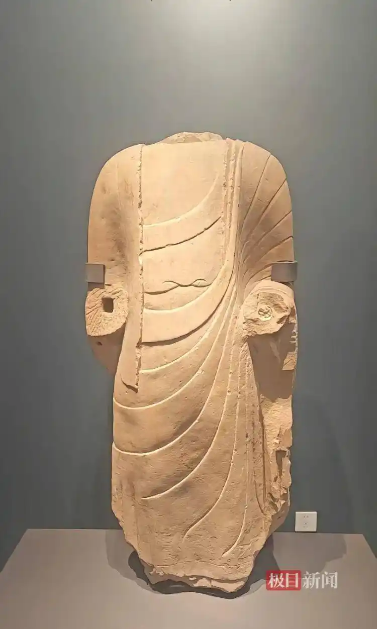 山西汾阳市佛首发现_北魏时期佛首修复_村民在养猪场旁挖出1400年前佛首