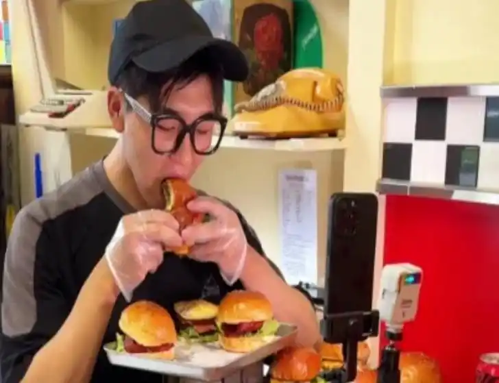 博主吃播室友剩饭被多平台封禁_畸形吃播 挑战公序良俗 食品安全监管