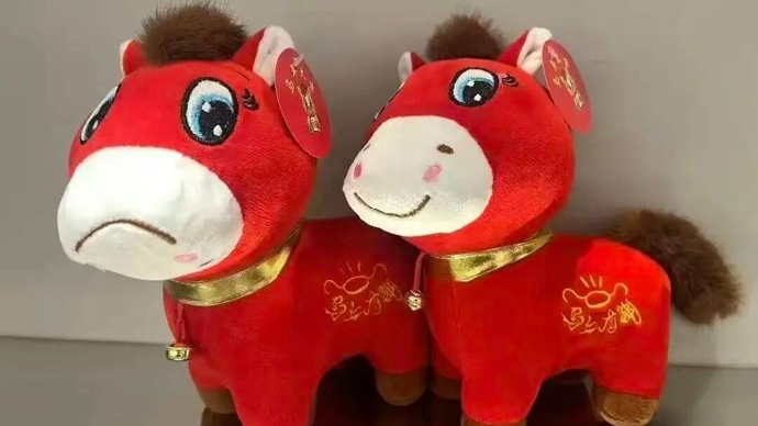 义乌产的“哭哭马”火了！嘴巴缝反却意外走红，网友：真是马倒成功了