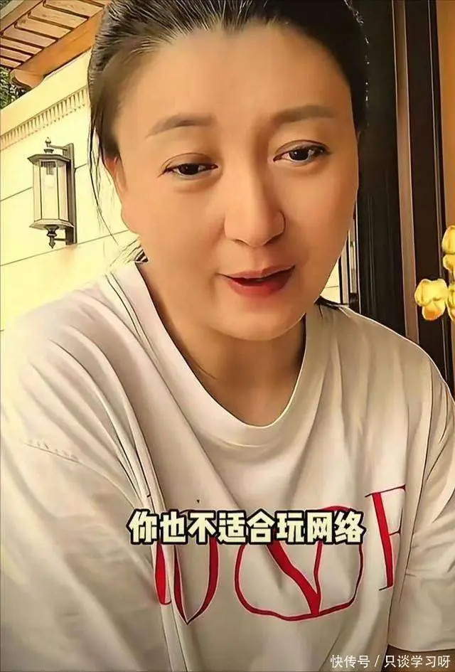 闫学晶触碰国人反感雷区_闫学晶致歉：讨厌那个露出轻视的自己_闫学晶直播哭穷事件