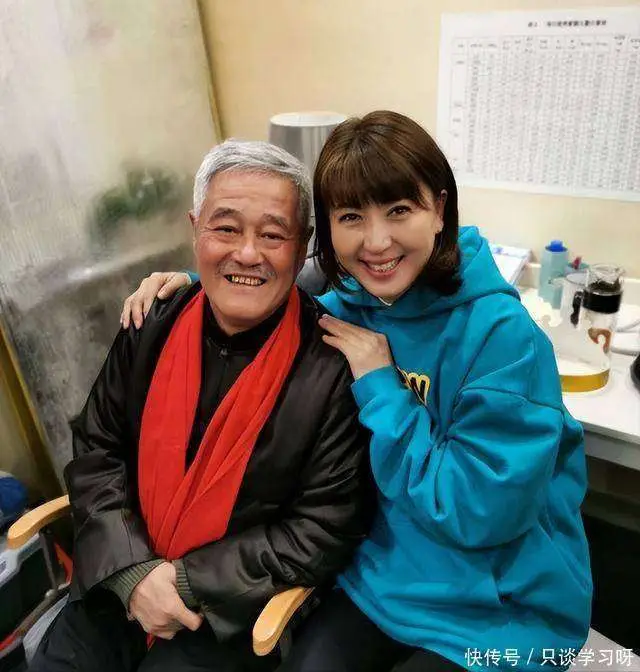 闫学晶直播哭穷事件_闫学晶触碰国人反感雷区_闫学晶致歉：讨厌那个露出轻视的自己